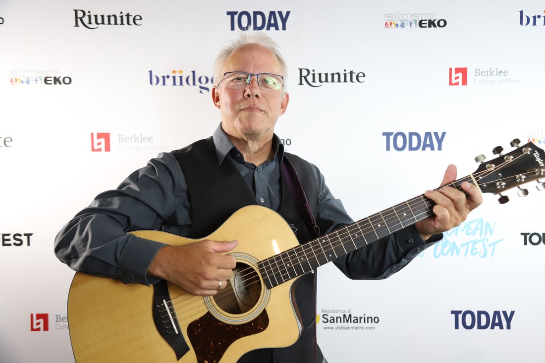 Peter Thorn mit Gitarre, 2025